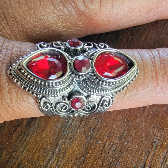 Red Rhinestone Metal Ring. SIZE 6 .NWT* - Picture 3 of 4